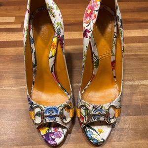 Gucci high heel floral satin shoes